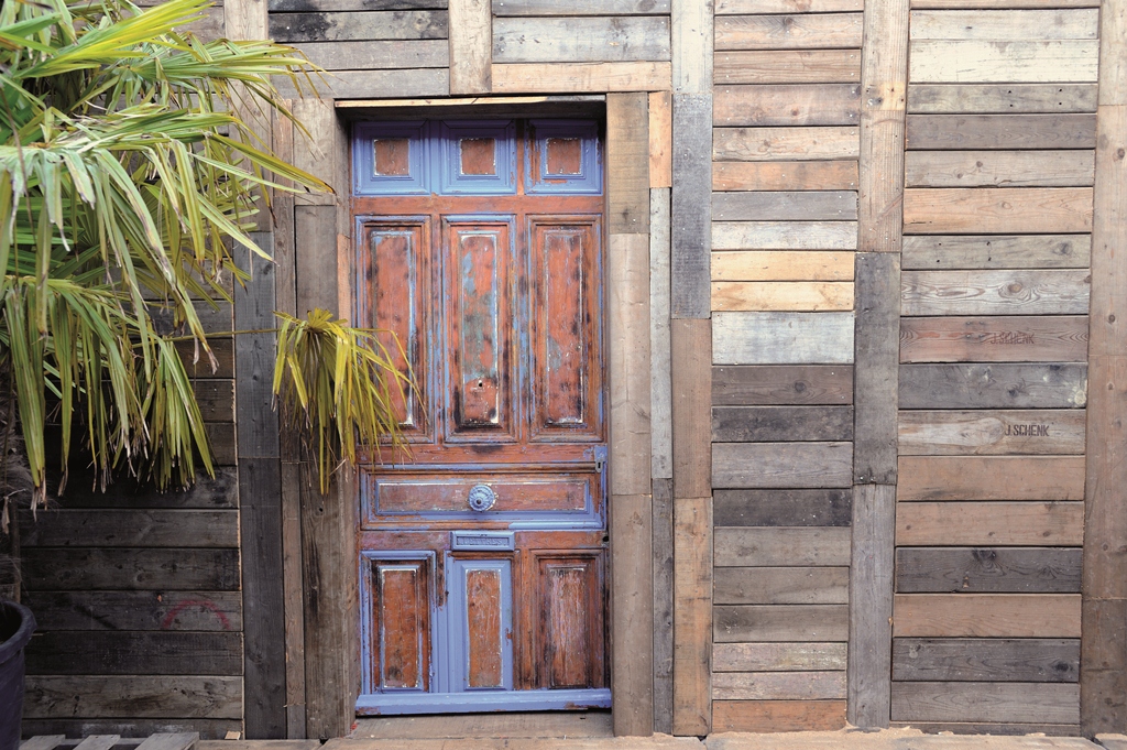 l'art de la récupération, récupération, art, Frédéric TABARY, TABARY, designer, designer produits, architecte, architecte d'intérieur, intérieur, villa déchet, 2012, Nantes, Angers, agence Angers, agence Nantes, desseins de fred, fred, Sébastien SLOM-GOMIS-TABAKERO, bénévoles, maison déchets, recyclage, poubelles, design,