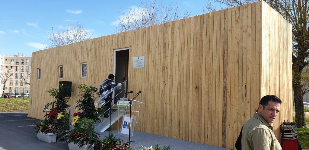 recyclage : Les remorques frigorifiques recyclées par des ateliers de réinsertion en habitats d’urgence pour les sans abris. Un projet de l'architecte et designer Frédéric TABARY.