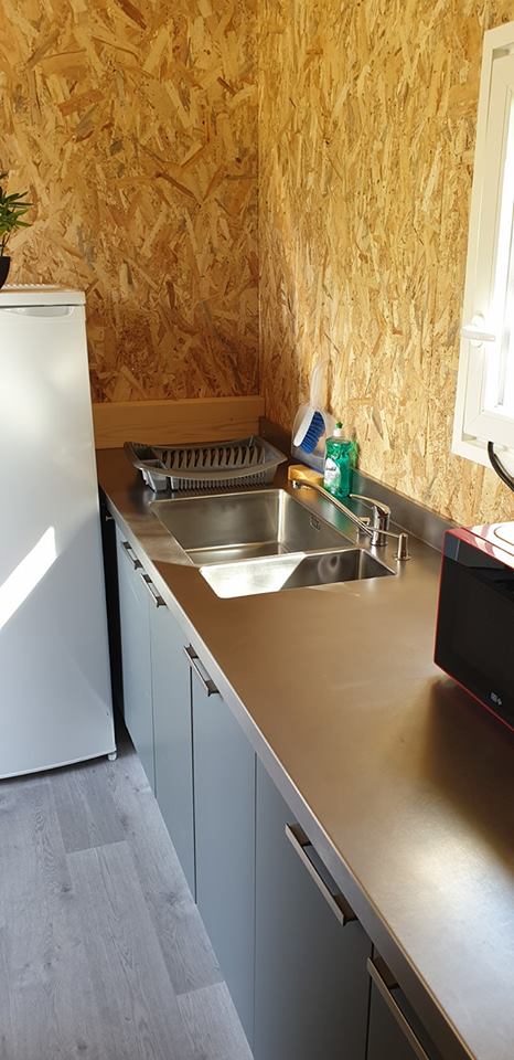 la cuisine de la villa en urgence.
Plan de travail en inox.