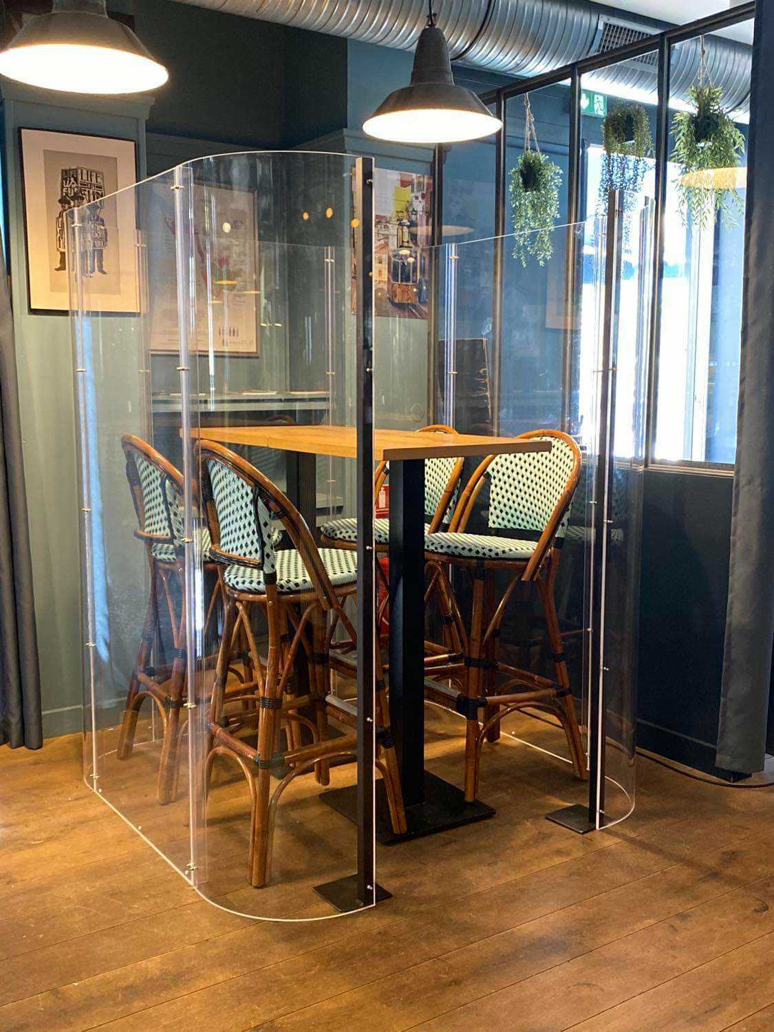 plexi-corner-restaurants-bars-cafes-haut-de-gamme plexi-corner-dispositif-anti-coronavirus-frederic-tabary